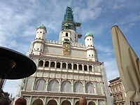 Ratuz Poznan, hier kwamen onder trompet geschal 2 bokjes naar buiten om 12 uur.