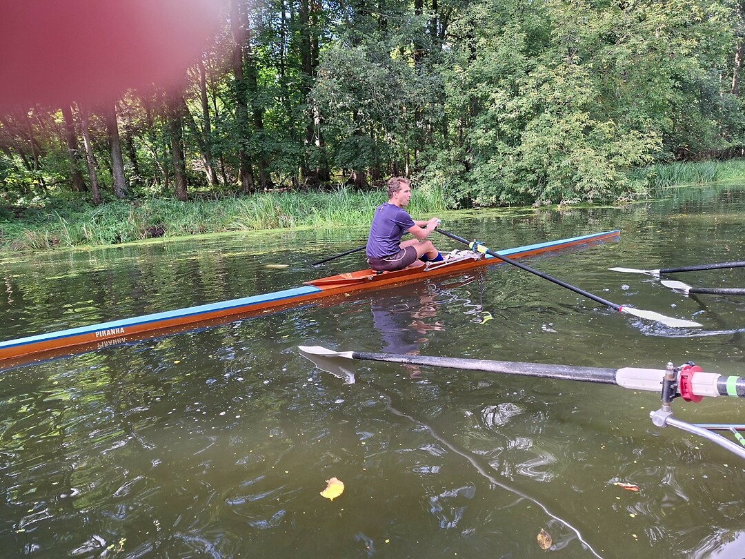 Dit is Luckaz onze reisleider. Hij vaart in een skiff