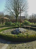 De tuin bij de Pelgrimshoeve met het Cruz de Ferro in het klein