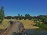 De eeuwenoude stenen brug over de Edla