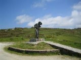 alto do poio; een enorm standbeeld van..... natuurlijk een pelgrim