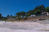 De camping vanaf  het strand gefotografeerd
