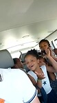 In de bus de kids ophalen