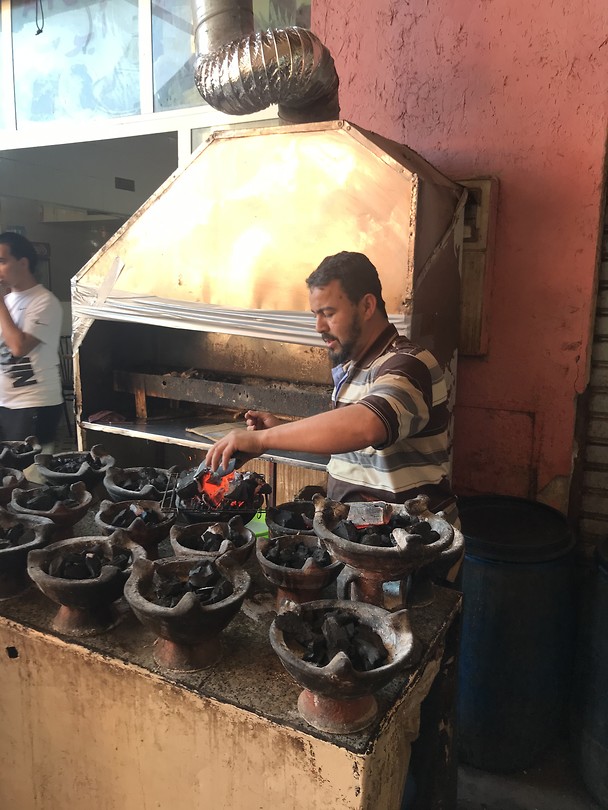 De tajines worden verwarmd