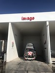 De auto laten wassen voor 4 euro met de hand
