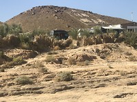 Ik sta bij de rivier de Tata, camper op de achtergrond