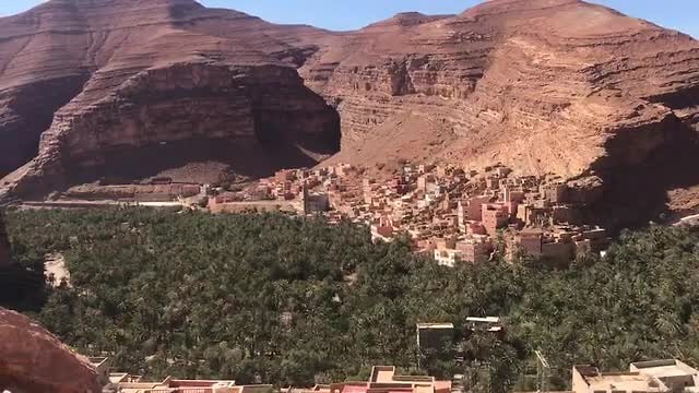 Ik passer een bergdorp, de oproep tot gebed schalt.
