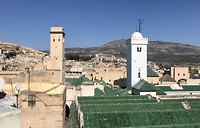 Uitzicht vanuit Medina op moskee en universiteit
