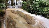 Één van de mooie watervallen in het Nahm Dong park nabij Luang Prabang