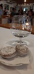 Aguardiente dos Açores en een lokaal koekje