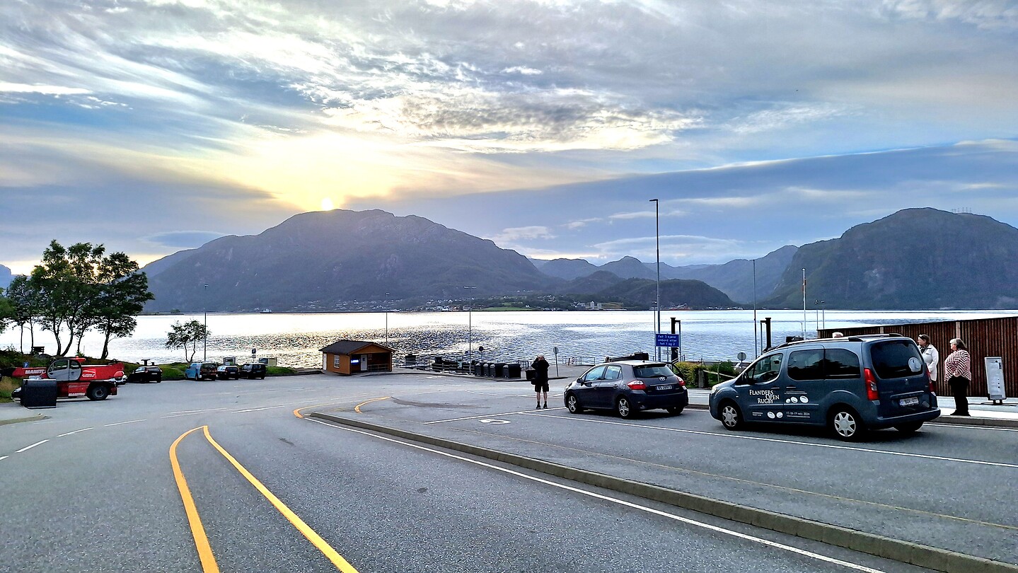 Wachten op de ferry in Lauvvik