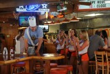Eten bij Hooters, deze man is jarig...