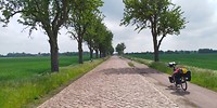 Ah, gelukkig een fietspad naast de kasseienweg
