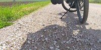 Zijn het geen kasseien dan is het wel gravel
