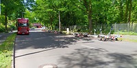 Rijen aanhangers voor boten langs de weg geparkeerd