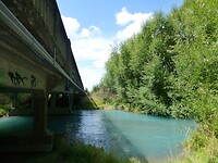 de Rakaia Rivier stroomt strak onder de brug door