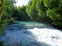 deze snel stromende rivier Rakaia trekt veel vissers jagend op zalm