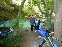 twee 18-jarige jongens op fietstrektocht willen hier aan het water overnachten