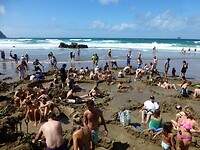 de toeristen zitten hutje bij mutje op het strand
