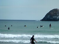 surfers liggen te wachten op een mooie golf