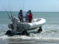 een zelf-rijdende vissersboot gaat het water in