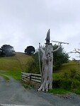 een dode boom is door Maori's als duivel uitgebeeld