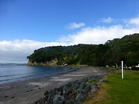 de kust van Whangateau is hier ook idyllisch