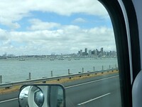 skyline van Auckland doemt weer op in de verte