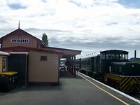 een historisch goud-spoorlijntje met trein