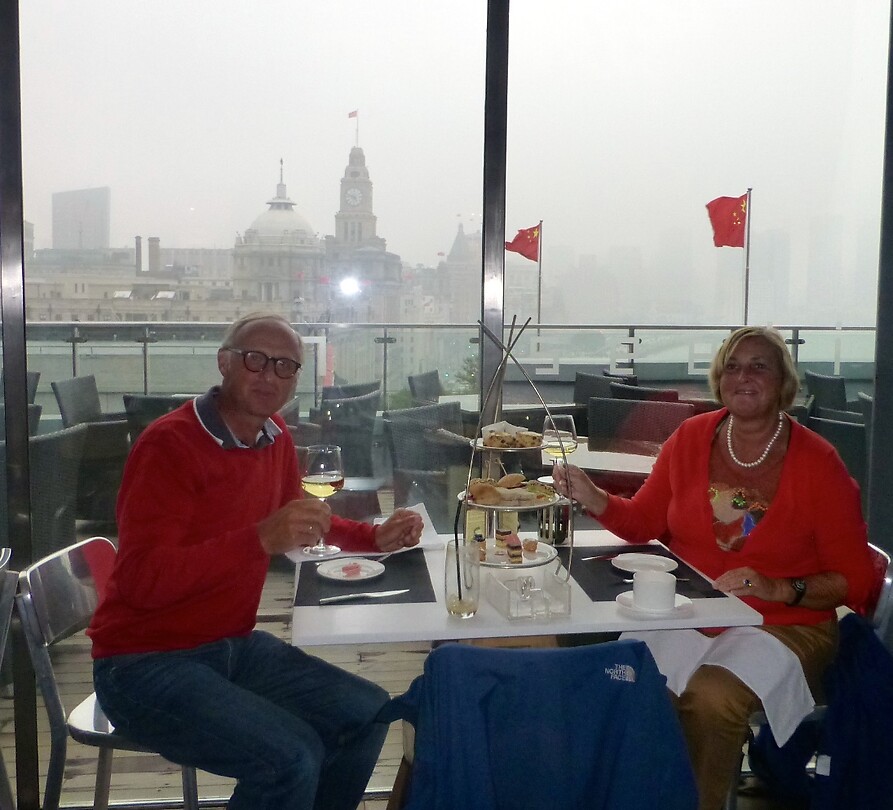 tijdens de tussenstop in Shanghai nog een high tea aan de Bund Boulevard