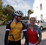 Cora neemt van Paul afscheid