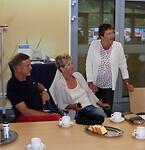 Cees, Gery en Joke Groen luisteren aandachtig naar Piet