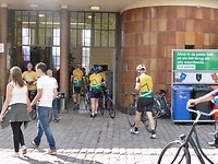 we wandelen naar de roltrap bij de Maastunnel