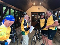 Cees S. instrueert Sjef over de plaats van de koffie-stop