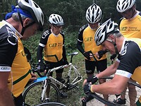Dirk moet 3 banden wisselen in de eerste 7 kilometer