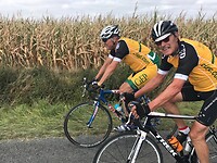 na 110 km komen we Gerard tegen, hij mag meteen op kop