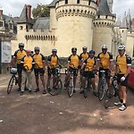 voor het kasteel staan we met 8 fietsers en Sjef