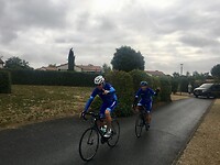 vertrek uit Les Forges op een nat wegdek