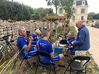 lunchstop op dorpspleintje in Nere