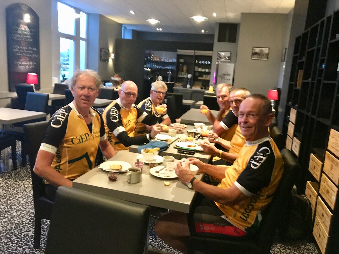 een karig ontbijt in Hotel du l'Ecu in Jonzac