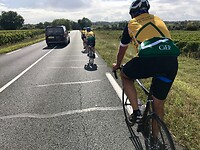 Sjef passeert ons in zijn volgwagen, op naar de lunch