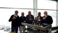 Gert, Adriaan, Herman, Bert en Jacques drinken bier en eten haring voor het vertrek