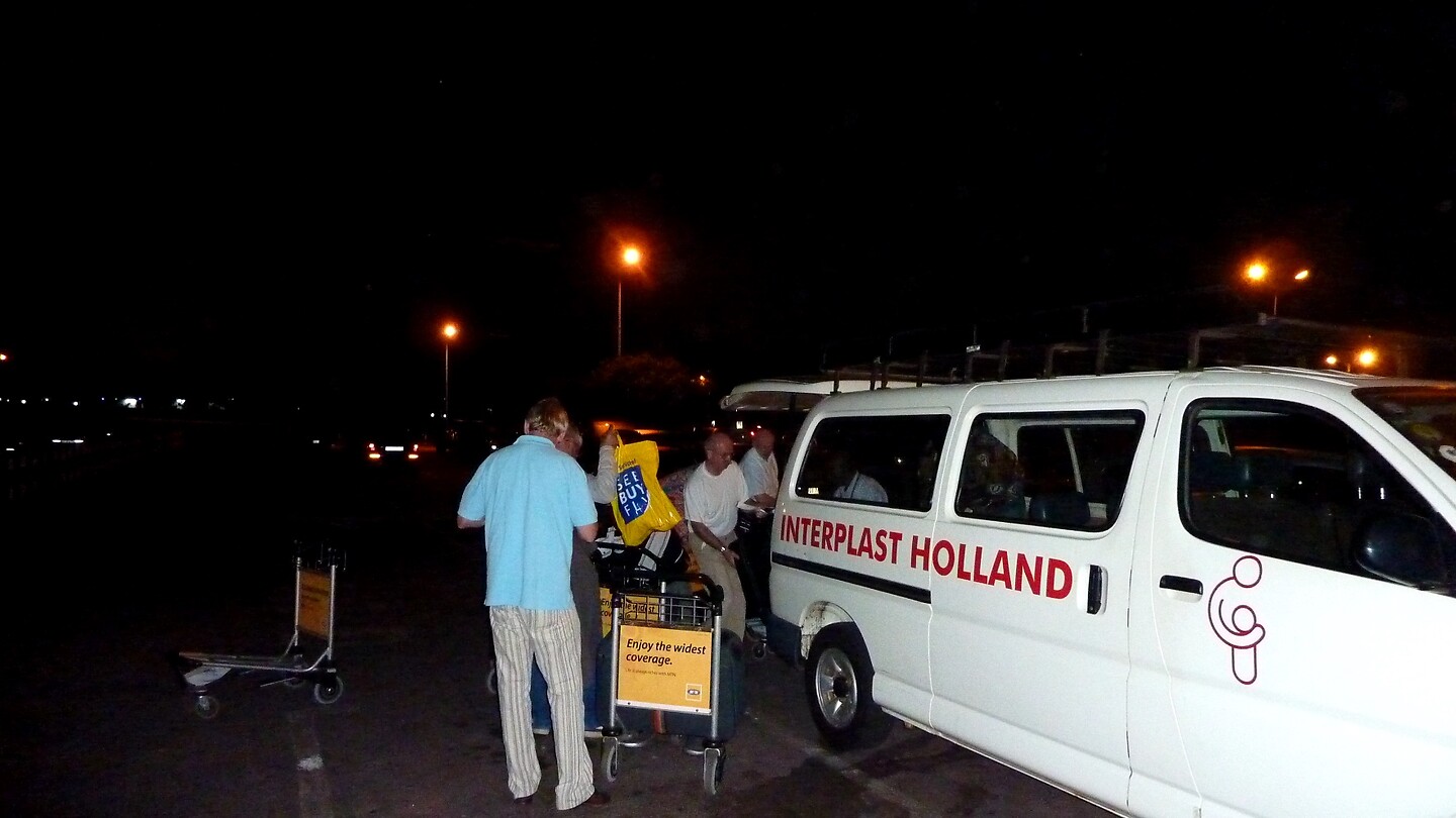 een ziekenhuischauffeur komt ons halen op het vliegveld