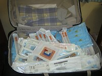 koffers vol met urologische hulpmiddelen