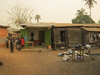 het leven is op straat, de mensen wonen in houten huisjes