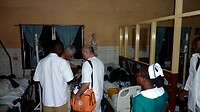 met dokter Brobbey erbij lopen we ochtendvisite