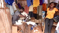 een kleermaker maakt kleurige kleding