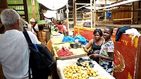 Bert en Adriaan zoeken naar vers fruit op de markt