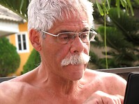 Bert probeert te face-timen met zijn ingesneeuwde vrouw Rini in Italië
