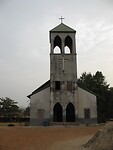 een oude en een nieuwe katholieke kerk naast elkaar